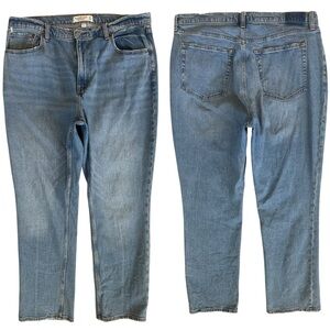 A&F '90s Slim Straight Ultra High Rise Curve Love Medium Wash Jeans 33/16 SHORT